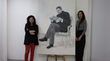 Victoria Galván (izqda) y María Suárez posan junto al nuevo retrato que ha pintado esta última para la Casa-Museo Pérez Galdós.