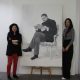Victoria Galván (izqda) y María Suárez posan junto al nuevo retrato que ha pintado esta última para la Casa-Museo Pérez Galdós.