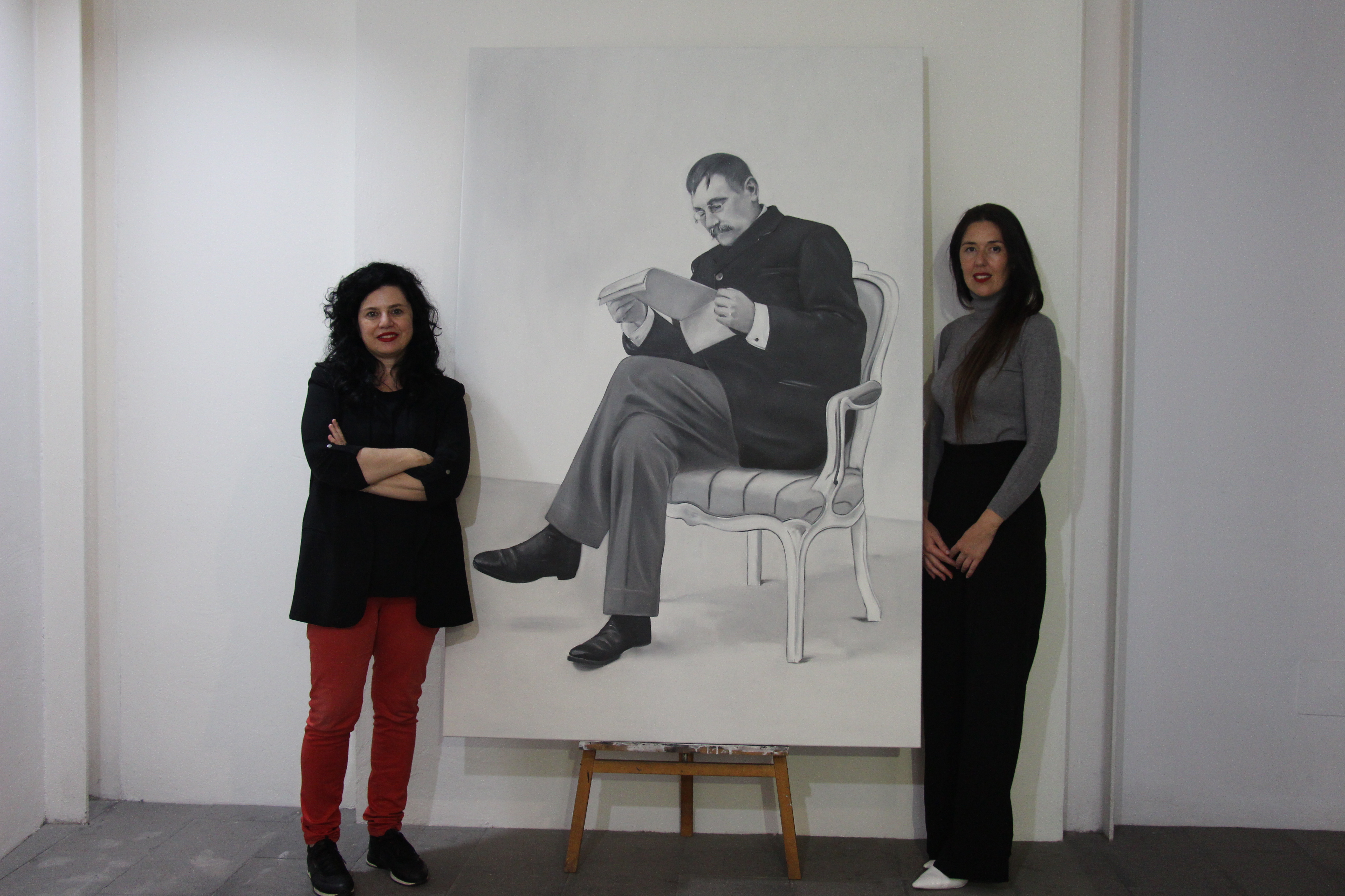 Victoria Galván (izqda) y María Suárez posan junto al nuevo retrato que ha pintado esta última para la Casa-Museo Pérez Galdós.