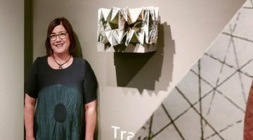 La artista visual Paqui Martín, en su exposición 'Travesías de papel', en la Casa de Colón