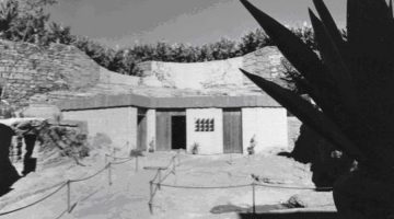 Fotografía del aspecto de la entrada a la Cueva Pintada durante los años sesenta.