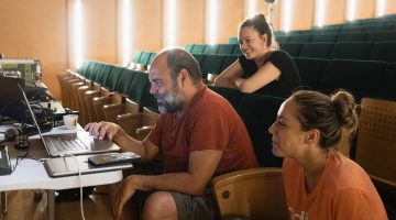 Mario Vega junto a las actrices de Patriotas, Marta Viera y Saray Castro tras un ensayo