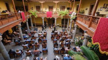 LAS PALMAS DE GRAN CANARIA (Canarias). 14/07/2021.- Concierto de música antigua en el patio - "El Afecto Ilustrado ‘Quintetos para el Conde". Quintetos con dos violas dedicados al Conde de Fernán Núñez de José Palomino (1753-1810) núm. IV, V y VI. Adrián Linares (violín barroco), Lorena Padrón (violín), Víctor Gil Gazapo (viola), Iván Sáenz (viola), y Diego Pérez (violonchelo). ©Ángel Medina G./Cabildo de Gran Canaria