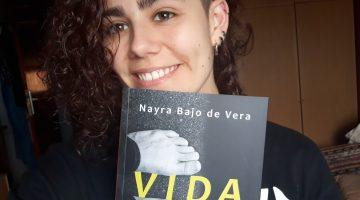 La joven autora Nayra Bajo de Vera posa con su ópera prima, la novela 'Vida'.