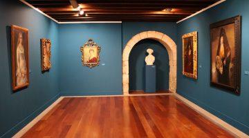 Una perspectiva de la exposición instalada en la sala Fortunata y Jacinta de la Casa-Museo Pérez Galdós