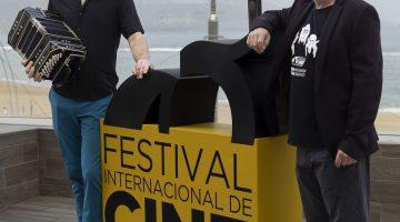 12.04.23. Las Palmas de Gran Canaria. 22º FESTIVAL INTERNACIONAL DE CINE LAS PALMAS DE GRAN CANARIA.-  Presentación de la pelicula inaugural Coeur Fidèle, de Santiago Cimadevilla. Junto al director del Festival Luis Miranda. Camera Obscura.  Foto Quique Curbelo