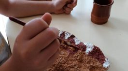 Detalle del trabajo con pigmentos en el taller dedicado al Arte Rupestre en Cueva Pintada.