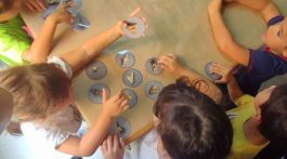 Los niños y niñas de los talleres de verano ya estudiaron en el laboratorio de Cueva Pintada los huesos de los peces que alimentaban a los antiguos canarios.