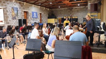 Isabel Costes se dirige al concertino del ensemble Sergio Marrero en un ensayo.