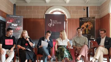 La maestra Isabel Costes explica las líneas musicales de los espectáculos durante la rueda de prensa en el Teatro Pérez Galdós.