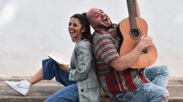 La poeta Andrea González y el cantautor Rubén Rodríguez, se unen en el espectáculo 'Cóncavo y con verso'. 1