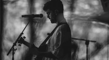 Octavio Limiñana en concierto. Foto en blanco y negro.