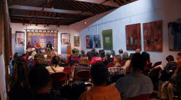 05.-Tacoronte Histórica 23_Público en la Casa de la Cultura_Simon Scarro w premio presentación Guerrero Carataco 02_Foto_Andrea GIl