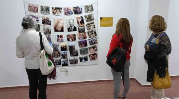 Varias personas en la muestra La escuela del corazón, que se exhibe en el Víctor Jara de Vecindario