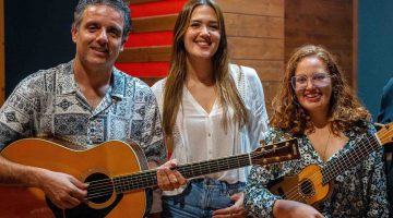 Laura Martel, con el timple bajo el brazo