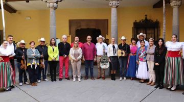 Foto de familia de los representantes institucionales con el grupo mexinaco en la Casa de Colón