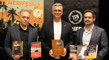 Foto 01_Javier Hdez Velázquez-concejal de Cultura de Santiado Díaz Mejías- director de Tenerife Noir, Alejandro Martín con las novelas y el premio_Firma Juan C Hurtado