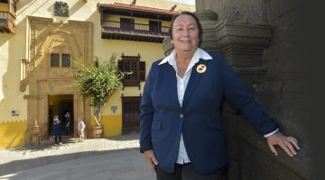 La productora cultural Dania Dévora posa a la entrada de la Casa de Colón.