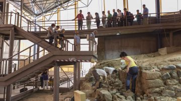 Una visita guiada realizada durante el desarrollo de trabajos arqueológicos en el yacimiento