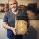 El creador José Riquelme con su caja (1)