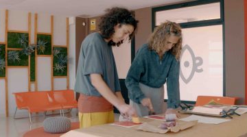 Giuliana Conte y Liliana González trabajando con pigmentos extraídos del tuno