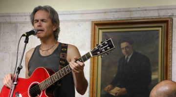 Heriberto Cruz, con su guitarra, en una actuación en la Casa-Museo Tomás Morales, en Moya.