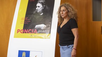Lolita Flores junto al cartel de 'Poncia', en el Cuyás .