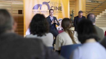 05.04.24. Las Palmas de Gran Canaria. El concejal de Cultura del Ayuntamiento de Las Palmas de Gran Canaria, Adrián Santana y el Director del Festival Internacional de Cine de Las Palmas de Gran Canaria, Luis Miranda, presentan la 23 edición del festival, en el Auditorio Alfredo Kraus.  . Foto Quique Curbelo