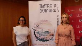 Haiza Pozuelo y Guacimara Medina con el cartel del montaje de teatro de sombras