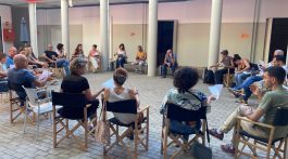 Participantes del proyecto Creación Colectiva de Fotografía Callejera reunidos en el CCA Gran Canaria
